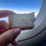 Agata Mutsenietse Instagram - Зарисовки из самолета… Знаете, вот летела, смотрела на небо и на море и думала.. ведь по факту, море и небо одинаковые.. в море, как и в космосе тоже ходят корабли, костюм космонавта и аквалангиста очень схож.. человек прыгающий в невесомости выглядит так же, как человек прыгающий по дну океана.. на фото мы видим, как они похожи… небо и море… а может они и есть одно целое? 🤌🏻
