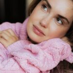 Agata Mutsenietse Instagram - В твоих красных глазах не было льда Спасибо тебе, благодарю тебя На южных пляжах венчались Сжимали кисти, акустика Твоя нежность меня пленила с первых минут Окутала навсегда И кто-то рвёт струны где-то в парадных А я ищу твои руки губами Почтовые голуби улетали в Лондон А мы играли на мобильных тонами Пускали пепел в море Разбуди меня шёпотом тихим, пока не далеко я Твоя нежность, Ассаи И лёд тихо тает, кружит медленный танец Перенеси меня в май Или придумай имя, ты меня выдумай Минуты не влюблена От имени зимы уснула или умерла В твоих красных глазах я искал солнце пятое А время капало-капало Айда уйдём от людей, расправив крылья Ведь эти люди нас переменили А я так много слов берёг для тебя Соткана солью, нежная П.С вы знаете как это нужно пропеть 😀 Костюм: @rogovshop.ru Стиль: @elenadudkina_