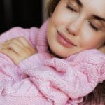Agata Mutsenietse Instagram - В твоих красных глазах не было льда Спасибо тебе, благодарю тебя На южных пляжах венчались Сжимали кисти, акустика Твоя нежность меня пленила с первых минут Окутала навсегда И кто-то рвёт струны где-то в парадных А я ищу твои руки губами Почтовые голуби улетали в Лондон А мы играли на мобильных тонами Пускали пепел в море Разбуди меня шёпотом тихим, пока не далеко я Твоя нежность, Ассаи И лёд тихо тает, кружит медленный танец Перенеси меня в май Или придумай имя, ты меня выдумай Минуты не влюблена От имени зимы уснула или умерла В твоих красных глазах я искал солнце пятое А время капало-капало Айда уйдём от людей, расправив крылья Ведь эти люди нас переменили А я так много слов берёг для тебя Соткана солью, нежная П.С вы знаете как это нужно пропеть 😀 Костюм: @rogovshop.ru Стиль: @elenadudkina_