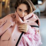 Agata Mutsenietse Instagram - В твоих красных глазах не было льда Спасибо тебе, благодарю тебя На южных пляжах венчались Сжимали кисти, акустика Твоя нежность меня пленила с первых минут Окутала навсегда И кто-то рвёт струны где-то в парадных А я ищу твои руки губами Почтовые голуби улетали в Лондон А мы играли на мобильных тонами Пускали пепел в море Разбуди меня шёпотом тихим, пока не далеко я Твоя нежность, Ассаи И лёд тихо тает, кружит медленный танец Перенеси меня в май Или придумай имя, ты меня выдумай Минуты не влюблена От имени зимы уснула или умерла В твоих красных глазах я искал солнце пятое А время капало-капало Айда уйдём от людей, расправив крылья Ведь эти люди нас переменили А я так много слов берёг для тебя Соткана солью, нежная П.С вы знаете как это нужно пропеть 😀 Костюм: @rogovshop.ru Стиль: @elenadudkina_