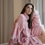 Agata Mutsenietse Instagram - В твоих красных глазах не было льда Спасибо тебе, благодарю тебя На южных пляжах венчались Сжимали кисти, акустика Твоя нежность меня пленила с первых минут Окутала навсегда И кто-то рвёт струны где-то в парадных А я ищу твои руки губами Почтовые голуби улетали в Лондон А мы играли на мобильных тонами Пускали пепел в море Разбуди меня шёпотом тихим, пока не далеко я Твоя нежность, Ассаи И лёд тихо тает, кружит медленный танец Перенеси меня в май Или придумай имя, ты меня выдумай Минуты не влюблена От имени зимы уснула или умерла В твоих красных глазах я искал солнце пятое А время капало-капало Айда уйдём от людей, расправив крылья Ведь эти люди нас переменили А я так много слов берёг для тебя Соткана солью, нежная П.С вы знаете как это нужно пропеть 😀 Костюм: @rogovshop.ru Стиль: @elenadudkina_