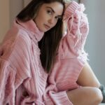 Agata Mutsenietse Instagram - В твоих красных глазах не было льда Спасибо тебе, благодарю тебя На южных пляжах венчались Сжимали кисти, акустика Твоя нежность меня пленила с первых минут Окутала навсегда И кто-то рвёт струны где-то в парадных А я ищу твои руки губами Почтовые голуби улетали в Лондон А мы играли на мобильных тонами Пускали пепел в море Разбуди меня шёпотом тихим, пока не далеко я Твоя нежность, Ассаи И лёд тихо тает, кружит медленный танец Перенеси меня в май Или придумай имя, ты меня выдумай Минуты не влюблена От имени зимы уснула или умерла В твоих красных глазах я искал солнце пятое А время капало-капало Айда уйдём от людей, расправив крылья Ведь эти люди нас переменили А я так много слов берёг для тебя Соткана солью, нежная П.С вы знаете как это нужно пропеть 😀 Костюм: @rogovshop.ru Стиль: @elenadudkina_