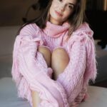 Agata Mutsenietse Instagram – В твоих красных глазах не было льда
Спасибо тебе, благодарю тебя
На южных пляжах венчались
Сжимали кисти, акустика
Твоя нежность меня пленила с первых минут
Окутала навсегда
И кто-то рвёт струны где-то в парадных
А я ищу твои руки губами
Почтовые голуби улетали в Лондон
А мы играли на мобильных тонами
Пускали пепел в море
Разбуди меня шёпотом тихим, пока не далеко я
Твоя нежность, Ассаи
И лёд тихо тает, кружит медленный танец
Перенеси меня в май
Или придумай имя, ты меня выдумай
Минуты не влюблена
От имени зимы уснула или умерла
В твоих красных глазах я искал солнце пятое
А время капало-капало
Айда уйдём от людей, расправив крылья
Ведь эти люди нас переменили
А я так много слов берёг для тебя
Соткана солью, нежная
П.С вы знаете как это нужно пропеть 😀
Костюм: @rogovshop.ru
Стиль: @elenadudkina_