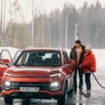 Agata Mutsenietse Instagram - Первые кадры со съемок новогодней сказки «Колотун». Дмитрий Калихов снова сыграет сына персонажа Агаты🫶🏻 Расширенный сюжет: Семья Снегиревых переживает не лучший период: родители (Агата Муцениеце и Иван Колесников) готовятся к разводу, о котором их сын Ромка (Дима Калихов) пока ничего не подозревает. Мама с папой, не желая портить ребенку Новый год, решают рассказать ему все уже после праздника. Но семейству не суждено оказаться за новогодним столом с мандаринами и оливье – 31 декабря Снегиревы вместе с машиной в буквальном смысле провалятся в параллельный мир. Там их ждут невероятные приключения и знакомства. Они встретят доброго волшебника Поляриуса (Ваха), увлеченного своими изобретениями, его внучку Эмилию (Бабаскина), Ядвигу (Ильяшенко) - колдунью по профессии и ведьму по призванию, и даже опасного Колотуна (Горбатов), повелителя холода и льда, мечтающего о мировом господстве. #АгатаМуцениеце #AgataMuceniece #ИванКолесников #ДмитрийКалихов #Колотун
