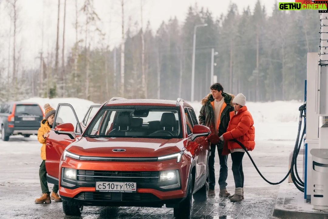 Agata Mutsenietse Instagram - Первые кадры со съемок новогодней сказки «Колотун». Дмитрий Калихов снова сыграет сына персонажа Агаты🫶🏻 Расширенный сюжет: Семья Снегиревых переживает не лучший период: родители (Агата Муцениеце и Иван Колесников) готовятся к разводу, о котором их сын Ромка (Дима Калихов) пока ничего не подозревает. Мама с папой, не желая портить ребенку Новый год, решают рассказать ему все уже после праздника. Но семейству не суждено оказаться за новогодним столом с мандаринами и оливье – 31 декабря Снегиревы вместе с машиной в буквальном смысле провалятся в параллельный мир. Там их ждут невероятные приключения и знакомства. Они встретят доброго волшебника Поляриуса (Ваха), увлеченного своими изобретениями, его внучку Эмилию (Бабаскина), Ядвигу (Ильяшенко) - колдунью по профессии и ведьму по призванию, и даже опасного Колотуна (Горбатов), повелителя холода и льда, мечтающего о мировом господстве. #АгатаМуцениеце #AgataMuceniece #ИванКолесников #ДмитрийКалихов #Колотун