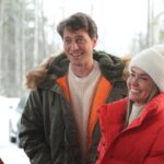 Agata Mutsenietse Instagram - Первые кадры со съемок новогодней сказки «Колотун». Дмитрий Калихов снова сыграет сына персонажа Агаты🫶🏻 Расширенный сюжет: Семья Снегиревых переживает не лучший период: родители (Агата Муцениеце и Иван Колесников) готовятся к разводу, о котором их сын Ромка (Дима Калихов) пока ничего не подозревает. Мама с папой, не желая портить ребенку Новый год, решают рассказать ему все уже после праздника. Но семейству не суждено оказаться за новогодним столом с мандаринами и оливье – 31 декабря Снегиревы вместе с машиной в буквальном смысле провалятся в параллельный мир. Там их ждут невероятные приключения и знакомства. Они встретят доброго волшебника Поляриуса (Ваха), увлеченного своими изобретениями, его внучку Эмилию (Бабаскина), Ядвигу (Ильяшенко) - колдунью по профессии и ведьму по призванию, и даже опасного Колотуна (Горбатов), повелителя холода и льда, мечтающего о мировом господстве. #АгатаМуцениеце #AgataMuceniece #ИванКолесников #ДмитрийКалихов #Колотун