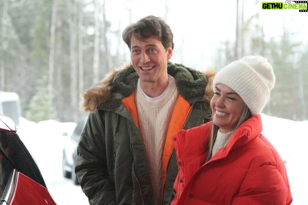 Agata Mutsenietse Instagram - Первые кадры со съемок новогодней сказки «Колотун». Дмитрий Калихов снова сыграет сына персонажа Агаты🫶🏻 Расширенный сюжет: Семья Снегиревых переживает не лучший период: родители (Агата Муцениеце и Иван Колесников) готовятся к разводу, о котором их сын Ромка (Дима Калихов) пока ничего не подозревает. Мама с папой, не желая портить ребенку Новый год, решают рассказать ему все уже после праздника. Но семейству не суждено оказаться за новогодним столом с мандаринами и оливье – 31 декабря Снегиревы вместе с машиной в буквальном смысле провалятся в параллельный мир. Там их ждут невероятные приключения и знакомства. Они встретят доброго волшебника Поляриуса (Ваха), увлеченного своими изобретениями, его внучку Эмилию (Бабаскина), Ядвигу (Ильяшенко) - колдунью по профессии и ведьму по призванию, и даже опасного Колотуна (Горбатов), повелителя холода и льда, мечтающего о мировом господстве. #АгатаМуцениеце #AgataMuceniece #ИванКолесников #ДмитрийКалихов #Колотун