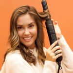 Agata Mutsenietse Instagram - Волосы несут твое лицо! Так говорила моя бабушка. И я с ней согласна, поэтому фен-щетка от Grundig теперь со мной каждый день. Мой выбор не случайный, ведь это премиальный бренд с долгой историей и гарантией немецкого качества. У моего фена три щётки разного диаметра для разных укладок. Корпус очень удобный: не скользит, приятный на ощупь, и он, конечно, стильный! Важно, что насадки с керамическим покрытием, обогащенным натуральными маслами кокоса и макадамии. Зачем это нужно? Когда керамическое покрытие разогревается, масла начинают выделяться из него. Я чувствую, как после укладки мои волосы выглядят более ухоженными, гладкими и блестящими. Ощущения утяжеления, как после спреев с маслами, нет, зато эффект мне очевиден. Восхитительный бонус к укладке! И самое главное — фен-щётка Grundig HS 7080- мой подарок себе к приближающемуся Восьмому марта и на каждый день года. Реклама. ООО «БЕКО». ИНН 7804157910 . Erid: LjN8Jsw5x