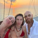 Agata Mutsenietse Instagram – Ну что! Делюсь первой частью фоточек с острова))) контента напилено очень много, но даже как-будто хочется оставить его себе) чисто на память! Год начался прекрасно, как реалити шоу😀У меня Было! 🩷Остров – не могу сказать чтоб прям покорил меня, кажется я все таки не до конца поняла этот вайб! Но я приобрела лучших людей и это наверное самое главное 🩷Когда люди знают, что они есть друг у друга, совсем не важно в какой точке планеты они находятся💋
Конечно отдельное место навсегда в моем сердце для @vladimir_perelman и @lesyanebo 🩷🩷🩷🩷🩷🩷