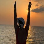 Agata Mutsenietse Instagram – Ну что! Делюсь первой частью фоточек с острова))) контента напилено очень много, но даже как-будто хочется оставить его себе) чисто на память! Год начался прекрасно, как реалити шоу😀У меня Было! 🩷Остров – не могу сказать чтоб прям покорил меня, кажется я все таки не до конца поняла этот вайб! Но я приобрела лучших людей и это наверное самое главное 🩷Когда люди знают, что они есть друг у друга, совсем не важно в какой точке планеты они находятся💋
Конечно отдельное место навсегда в моем сердце для @vladimir_perelman и @lesyanebo 🩷🩷🩷🩷🩷🩷