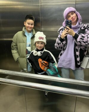 Agata Mutsenietse Instagram - Сегодня большой и важный день! 11 лет назад, родился этот великолепный мальчишка! Я его так сильно люблю и так благодарна вселенной что он у меня есть! Благодаря его любви, я хочу жить и творить! Лучшее в моей жизни! Мой самый любимый мужчина! Такой большой и такой чистый и светлый! Оставайся всегда таким мой лучик света!❤️я всегда буду тебя оберегать и любить всем ветрам на зло, хотя кажется что ты родился под счастливой звездой 🩷приеду домой, зацелую 🩷