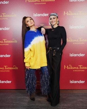 Agnez Mo Instagram - Can’t believe i have 2 wax figures in 2 different countries! Throw back to the day we revealed my figure in Singapore @mtssingapore and today as we saw my wax figure at @madametussaudshongkong for the first time

RT @madametussaudshongkong : AGNEZ MO IS HERE✨
@agnezmo debuts with a stunning and eye-catching look today at #MadameTussaudsHongKong 💖 She hopes to promote “love and forgiveness” through this outfit 🦄 Come and take the photos with her!

Explore now ⭐ link in bio

AGNEZ MO隆重登場🎉
AGNEZ MO今日起以一身搶眼造型喺 #香港杜莎夫人蠟像館 閃耀登場🎇佢希望透過呢一身嘅造型宣揚「愛與包容」🌈仲唔快啲嚟親自同佢打卡合照?

探索更多⭐ link in bio

#AGNEZMO #香港山頂 #ThePeak #香港好去處 #香港打卡 #室內好去處 #doingICONshit