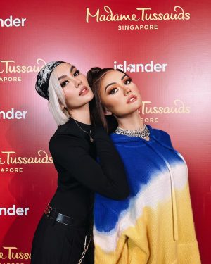 Agnez Mo Instagram - Can’t believe i have 2 wax figures in 2 different countries! Throw back to the day we revealed my figure in Singapore @mtssingapore and today as we saw my wax figure at @madametussaudshongkong for the first time

RT @madametussaudshongkong : AGNEZ MO IS HERE✨
@agnezmo debuts with a stunning and eye-catching look today at #MadameTussaudsHongKong 💖 She hopes to promote “love and forgiveness” through this outfit 🦄 Come and take the photos with her!

Explore now ⭐ link in bio

AGNEZ MO隆重登場🎉
AGNEZ MO今日起以一身搶眼造型喺 #香港杜莎夫人蠟像館 閃耀登場🎇佢希望透過呢一身嘅造型宣揚「愛與包容」🌈仲唔快啲嚟親自同佢打卡合照?

探索更多⭐ link in bio

#AGNEZMO #香港山頂 #ThePeak #香港好去處 #香港打卡 #室內好去處 #doingICONshit