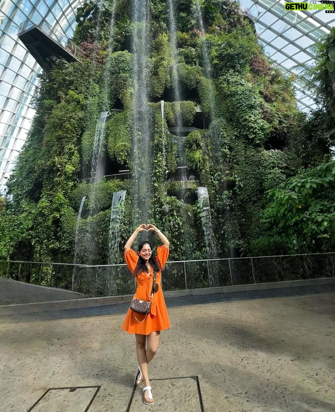 Ahana Kumar Instagram - looks like I have a new favourite dress ๐งก๐๐ฆ #Singapore โจ
