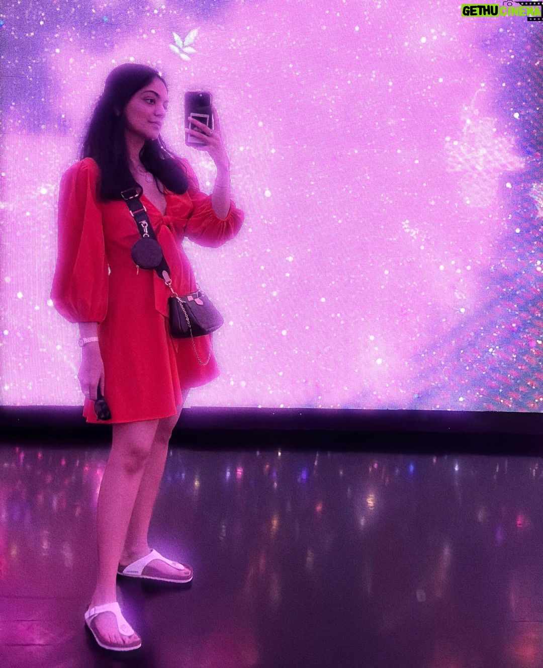 Ahana Kumar Instagram - looks like I have a new favourite dress ๐งก๐๐ฆ #Singapore โจ