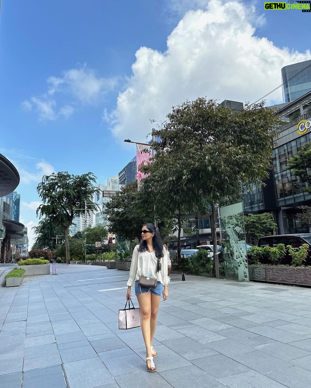 Ahana Kumar Instagram - A fun day walking through Orchard Road , hanging on Cable Cars and seeing lots and lots of Fishes 😌🐟 #Singapore 🌸
