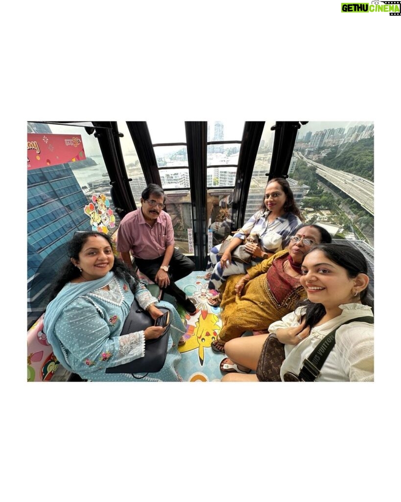 Ahana Kumar Instagram - A fun day walking through Orchard Road , hanging on Cable Cars and seeing lots and lots of Fishes 😌🐟 #Singapore 🌸