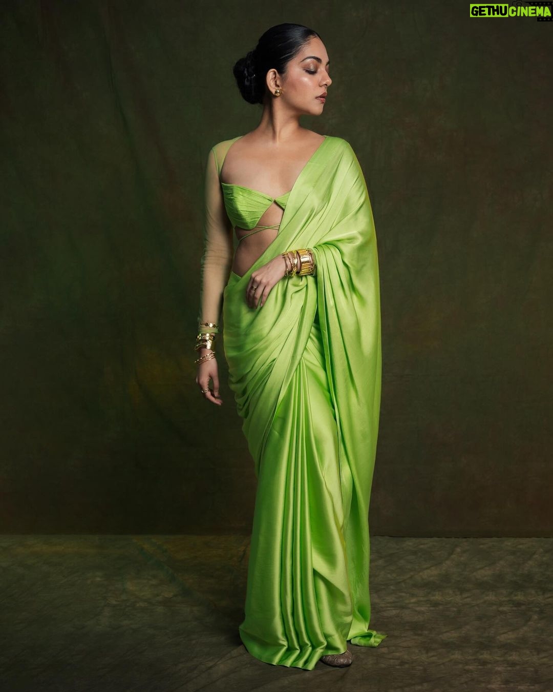 Ahana Kumar Instagram - green and serene ☘️✨ Stylist @stylingbyafsheenshajahan Photography & Retouching @hilalmanzure Hair & Make Up @makeup_makeitallup Wearing @kalaakaari Jewellery @adorebypriyanka Saree Draping @archanaaa_singh00 ☘️✨