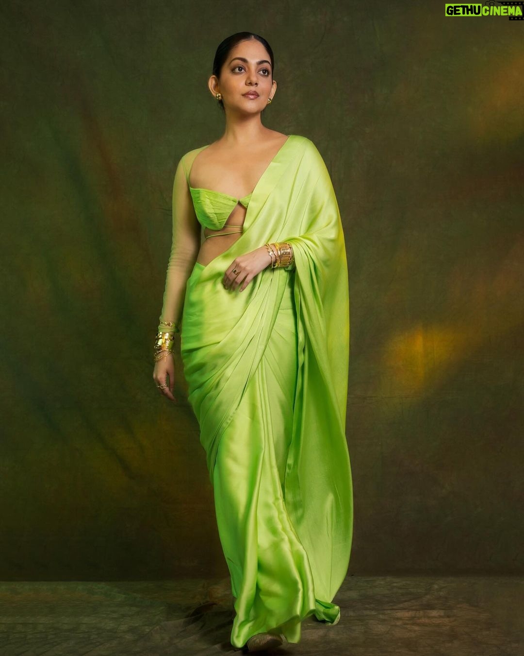 Ahana Kumar Instagram - green and serene ☘️✨ Stylist @stylingbyafsheenshajahan Photography & Retouching @hilalmanzure Hair & Make Up @makeup_makeitallup Wearing @kalaakaari Jewellery @adorebypriyanka Saree Draping @archanaaa_singh00 ☘️✨