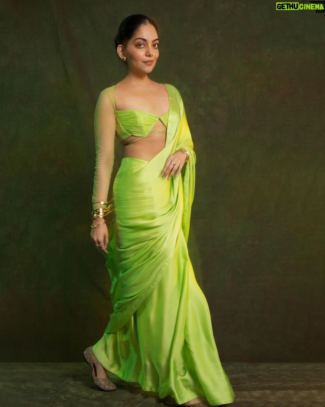 Ahana Kumar Instagram - green and serene ☘️✨ Stylist @stylingbyafsheenshajahan Photography & Retouching @hilalmanzure Hair & Make Up @makeup_makeitallup Wearing @kalaakaari Jewellery @adorebypriyanka Saree Draping @archanaaa_singh00 ☘️✨