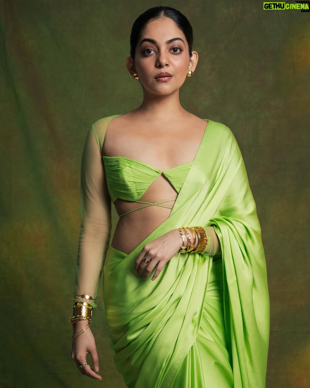 Ahana Kumar Instagram - green and serene πβ¨ Stylist @stylingbyafsheenshajahan Photography & Retouching @hilalmanzure Hair & Make Up @makeup_makeitallup Wearing @kalaakaari Jewellery @adorebypriyanka Saree Draping @archanaaa_singh00 π₯¬β¨