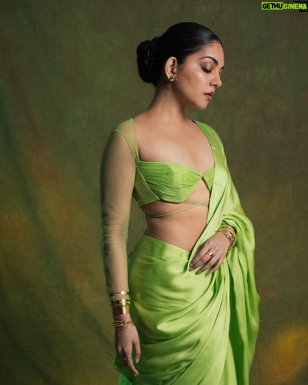 Ahana Kumar Instagram - green and serene πβ¨ Stylist @stylingbyafsheenshajahan Photography & Retouching @hilalmanzure Hair & Make Up @makeup_makeitallup Wearing @kalaakaari Jewellery @adorebypriyanka Saree Draping @archanaaa_singh00 π₯¬β¨