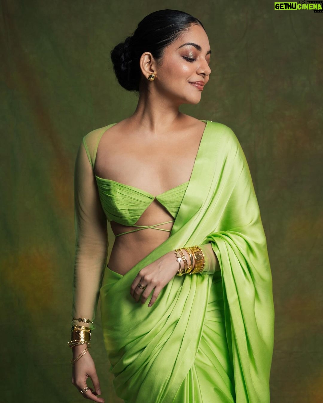 Ahana Kumar Instagram - green and serene πβ¨ Stylist @stylingbyafsheenshajahan Photography & Retouching @hilalmanzure Hair & Make Up @makeup_makeitallup Wearing @kalaakaari Jewellery @adorebypriyanka Saree Draping @archanaaa_singh00 π₯¬β¨
