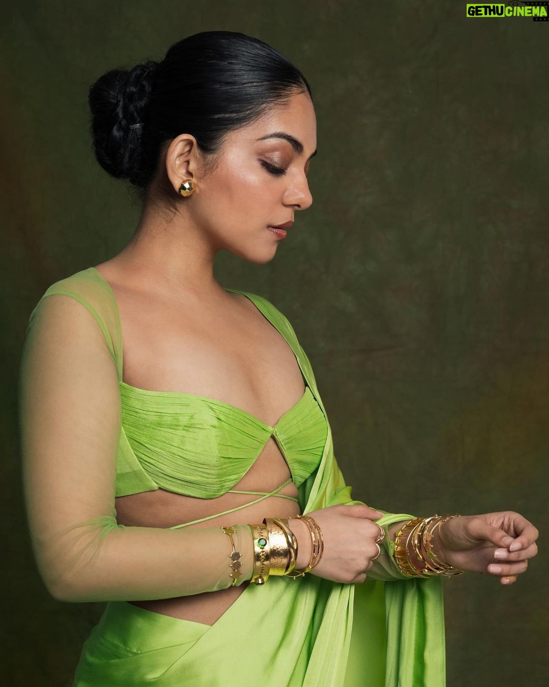 Ahana Kumar Instagram - green and serene πβ¨ Stylist @stylingbyafsheenshajahan Photography & Retouching @hilalmanzure Hair & Make Up @makeup_makeitallup Wearing @kalaakaari Jewellery @adorebypriyanka Saree Draping @archanaaa_singh00 π₯¬β¨