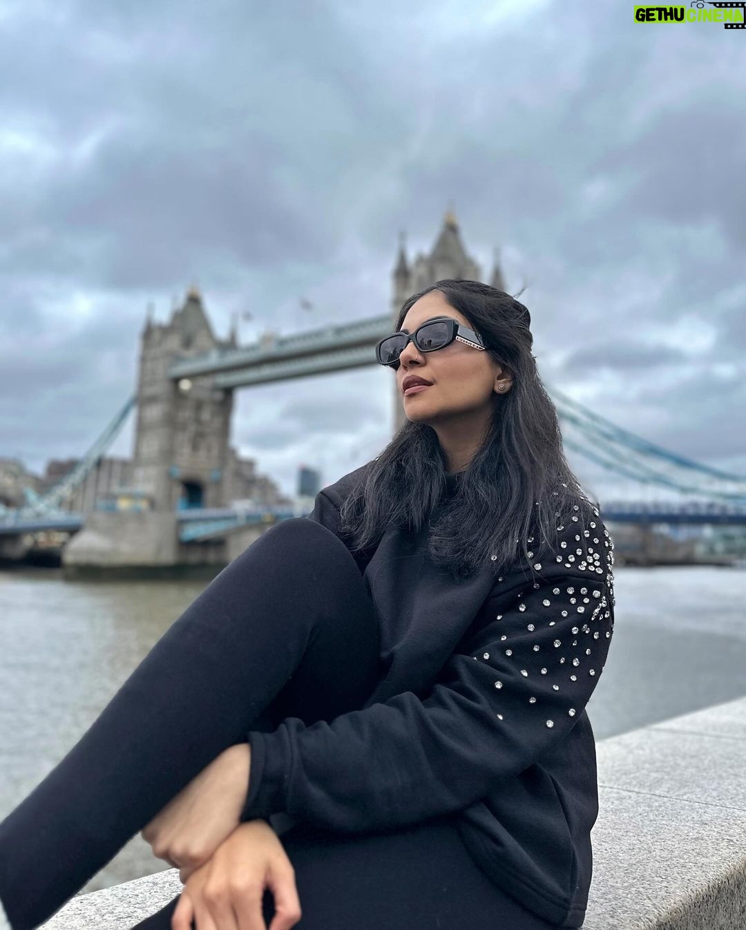 Ahana Kumar Instagram - London dump ( only me edition 🤭 ) Oh oh also , London Vlog out now. Made it with so much love. It’s up on the channel ♥️ lil note on each pic : 1 - in front of Harrods 2 - chilling besides Tower Bridge 3 - eating strawberries and chocolate at Borough Market 4 - Queen’s Home , Greenwich 5 - City Lights Open Deck Bus Tour 6 - Sphagetti Bolognese & Sicilian Lemonade from Sphagetti House 7 - Solo Afternoon Tea Date at Chesterfield Mayfair Hotel 8 - Hyde Park on New Years Day 9 - Amidst the pretty lit up trees at South Bank 10 - Some Mirror near Covent Garden Oki Bye 😘 #LovedLondon ✨