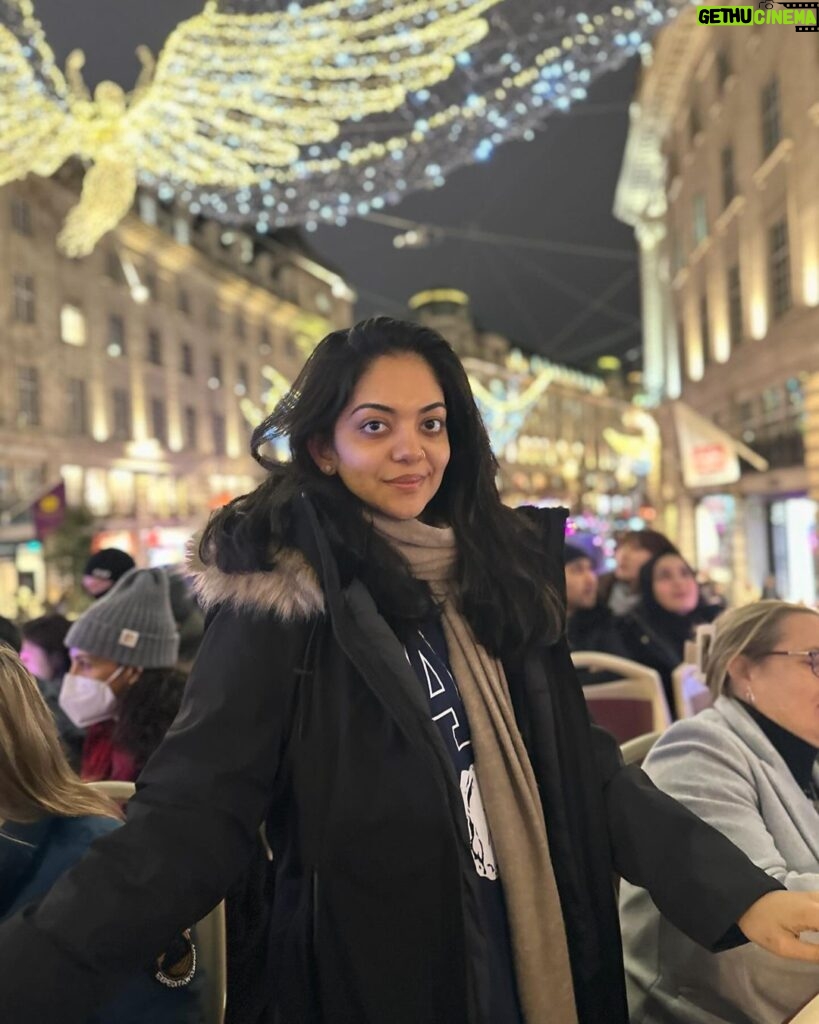 Ahana Kumar Instagram - London dump ( only me edition 🤭 ) Oh oh also , London Vlog out now. Made it with so much love. It’s up on the channel ♥ lil note on each pic : 1 - in front of Harrods 2 - chilling besides Tower Bridge 3 - eating strawberries and chocolate at Borough Market 4 - Queen’s Home , Greenwich 5 - City Lights Open Deck Bus Tour 6 - Sphagetti Bolognese & Sicilian Lemonade from Sphagetti House 7 - Solo Afternoon Tea Date at Chesterfield Mayfair Hotel 8 - Hyde Park on New Years Day 9 - Amidst the pretty lit up trees at South Bank 10 - Some Mirror near Covent Garden Oki Bye 😘 #LovedLondon ✨