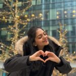 Ahana Kumar Instagram - London dump ( only me edition 🤭 ) Oh oh also , London Vlog out now. Made it with so much love. It’s up on the channel ♥️ lil note on each pic : 1 - in front of Harrods 2 - chilling besides Tower Bridge 3 - eating strawberries and chocolate at Borough Market 4 - Queen’s Home , Greenwich 5 - City Lights Open Deck Bus Tour 6 - Sphagetti Bolognese & Sicilian Lemonade from Sphagetti House 7 - Solo Afternoon Tea Date at Chesterfield Mayfair Hotel 8 - Hyde Park on New Years Day 9 - Amidst the pretty lit up trees at South Bank 10 - Some Mirror near Covent Garden Oki Bye 😘 #LovedLondon ✨