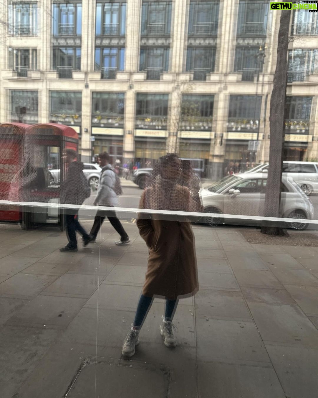 Ahana Kumar Instagram - London dump ( only me edition 🤭 ) Oh oh also , London Vlog out now. Made it with so much love. It’s up on the channel ♥️ lil note on each pic : 1 - in front of Harrods 2 - chilling besides Tower Bridge 3 - eating strawberries and chocolate at Borough Market 4 - Queen’s Home , Greenwich 5 - City Lights Open Deck Bus Tour 6 - Sphagetti Bolognese & Sicilian Lemonade from Sphagetti House 7 - Solo Afternoon Tea Date at Chesterfield Mayfair Hotel 8 - Hyde Park on New Years Day 9 - Amidst the pretty lit up trees at South Bank 10 - Some Mirror near Covent Garden Oki Bye 😘 #LovedLondon ✨