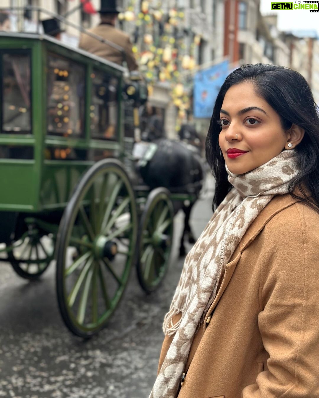 Ahana Kumar Instagram - hope you all had a very berry merry Christmas ♥️🎄✨ also , hello London 😘 ( a Christmas that looks and feels like this is something we’ve dreamt of as kids. Thankyou Universe for making it happen ♾️ ) #ChristmasInLondon #AllLitUp 🌟 London, Unιted Kingdom