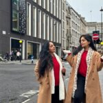 Ahana Kumar Instagram - hope you all had a very berry merry Christmas ♥️🎄✨ also , hello London 😘 ( a Christmas that looks and feels like this is something we’ve dreamt of as kids. Thankyou Universe for making it happen ♾️ ) #ChristmasInLondon #AllLitUp 🌟 London, Unιted Kingdom