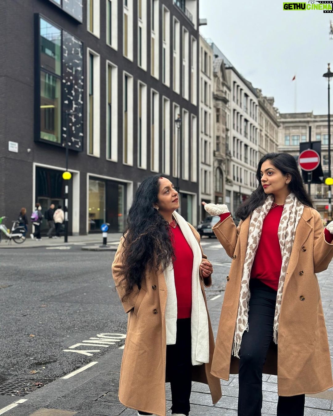 Ahana Kumar Instagram - hope you all had a very berry merry Christmas ♥️🎄✨ also , hello London 😘 ( a Christmas that looks and feels like this is something we’ve dreamt of as kids. Thankyou Universe for making it happen ♾️ ) #ChristmasInLondon #AllLitUp 🌟 London, Unιted Kingdom