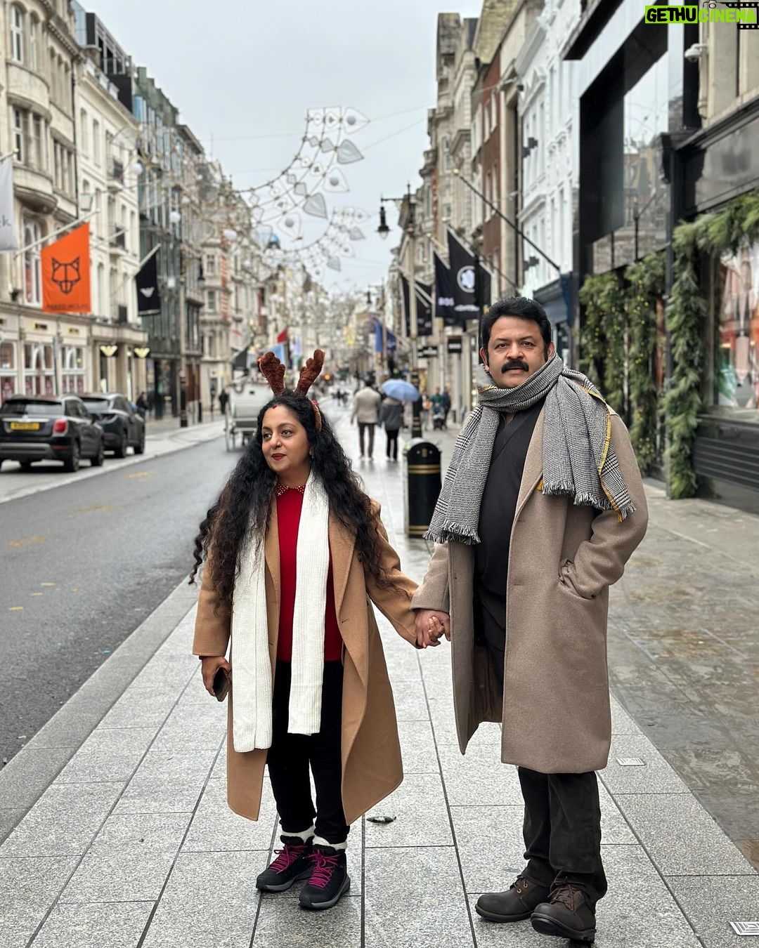 Ahana Kumar Instagram - hope you all had a very berry merry Christmas ♥️🎄✨ also , hello London 😘 ( a Christmas that looks and feels like this is something we’ve dreamt of as kids. Thankyou Universe for making it happen ♾️ ) #ChristmasInLondon #AllLitUp 🌟 London, Unιted Kingdom