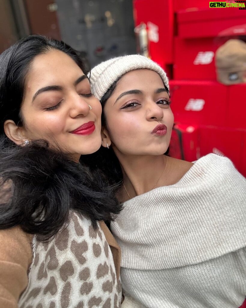 Ahana Kumar Instagram - hope you all had a very berry merry Christmas ♥🎄✨ also , hello London 😘 ( a Christmas that looks and feels like this is something we’ve dreamt of as kids. Thankyou Universe for making it happen ♾ ) #ChristmasInLondon #AllLitUp 🌟 London, Unιted Kingdom