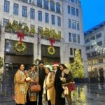 Ahana Kumar Instagram - hope you all had a very berry merry Christmas ♥️🎄✨ also , hello London 😘 ( a Christmas that looks and feels like this is something we’ve dreamt of as kids. Thankyou Universe for making it happen ♾️ ) #ChristmasInLondon #AllLitUp 🌟 London, Unιted Kingdom