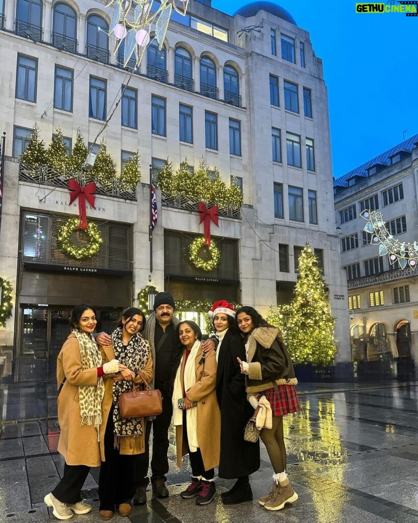 Ahana Kumar Instagram - hope you all had a very berry merry Christmas ♥🎄✨ also , hello London 😘 ( a Christmas that looks and feels like this is something we’ve dreamt of as kids. Thankyou Universe for making it happen ♾ ) #ChristmasInLondon #AllLitUp 🌟 London, Unιted Kingdom