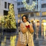 Ahana Kumar Instagram - hope you all had a very berry merry Christmas ♥️🎄✨ also , hello London 😘 ( a Christmas that looks and feels like this is something we’ve dreamt of as kids. Thankyou Universe for making it happen ♾️ ) #ChristmasInLondon #AllLitUp 🌟 London, Unιted Kingdom