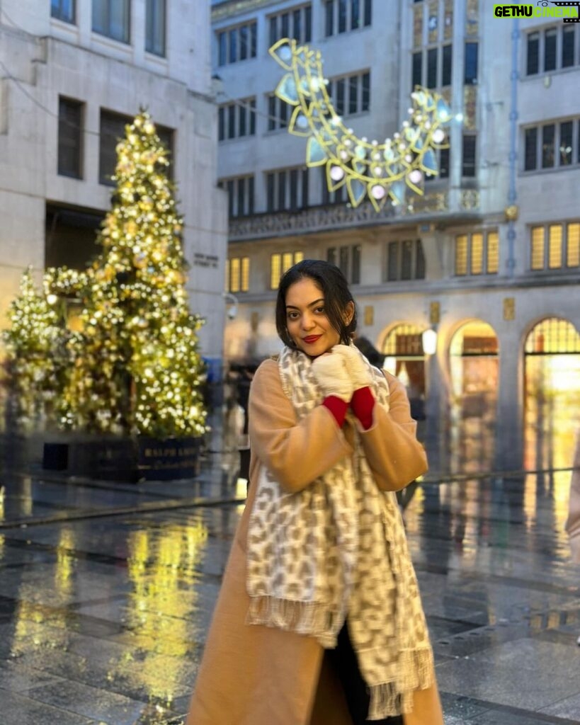 Ahana Kumar Instagram - hope you all had a very berry merry Christmas ♥️🎄✨ also , hello London 😘 ( a Christmas that looks and feels like this is something we’ve dreamt of as kids. Thankyou Universe for making it happen ♾️ ) #ChristmasInLondon #AllLitUp 🌟 London, Unιted Kingdom