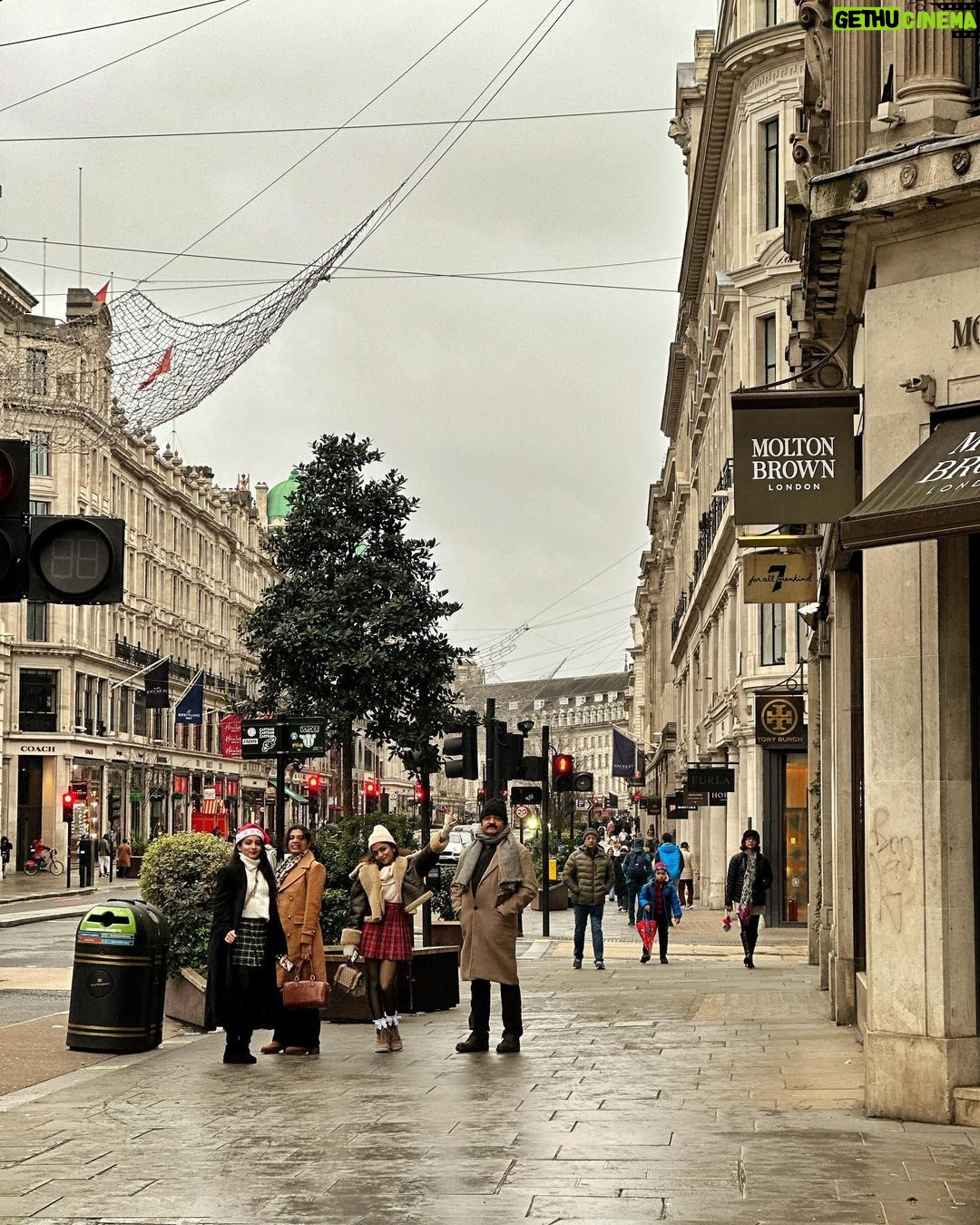 Ahana Kumar Instagram - hope you all had a very berry merry Christmas ♥️🎄✨ also , hello London 😘 ( a Christmas that looks and feels like this is something we’ve dreamt of as kids. Thankyou Universe for making it happen ♾️ ) #ChristmasInLondon #AllLitUp 🌟 London, Unιted Kingdom