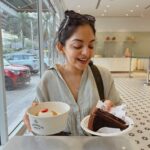 Ahana Kumar Instagram - food oru weakness aane