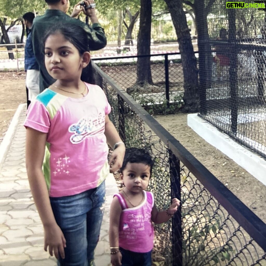 Ahana Kumar Instagram - guess who’s the little thumbelina standing next to me? Crocodile Park