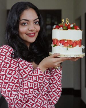 Ahana Kumar Instagram - Turning 28 ♥️

Thankyou for all the lovely wishes. I felt very special 😘

I wanted a cake with all my favourite things - strawberries , flowers and leaves and @mias.cupcakery brought it to life with perfection , as always ♥️

28th Birthday Vlog is up on the Channel! Link in Bio & Stories ✨

#28 🫶🏻