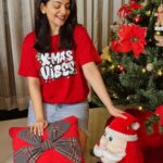 Ahana Kumar Instagram - Best T-Shirt for the Best Season 🎄❣️ @mydesignationofficial .. always nailing it ✨ December is here! Woohoo ! Let’s make it a December to Remember 🫶🏻 And don’t forget to grab the Christmas Tee from @mydesignationofficial which you can wear while you decorate your tree 😋 Also also , how do you like my tree decoration? I just can’t get over flowers-on-the-tree kind of decor 🌹 #December #Christmas #FavouriteSeason❣️