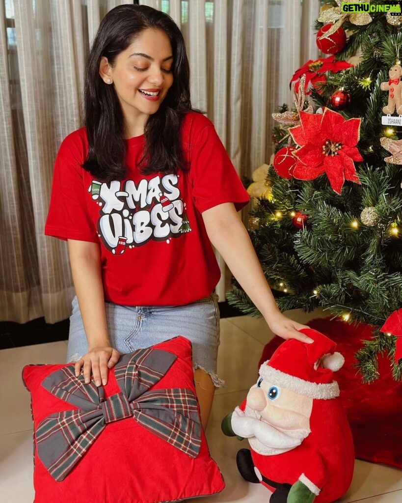 Ahana Kumar Instagram - Best T-Shirt for the Best Season 🎄❣️ @mydesignationofficial .. always nailing it ✨ December is here! Woohoo ! Let’s make it a December to Remember 🫶🏻 And don’t forget to grab the Christmas Tee from @mydesignationofficial which you can wear while you decorate your tree 😋 Also also , how do you like my tree decoration? I just can’t get over flowers-on-the-tree kind of decor 🌹 #December #Christmas #FavouriteSeason❣️