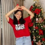 Ahana Kumar Instagram - Best T-Shirt for the Best Season 🎄❣️ @mydesignationofficial .. always nailing it ✨ December is here! Woohoo ! Let’s make it a December to Remember 🫶🏻 And don’t forget to grab the Christmas Tee from @mydesignationofficial which you can wear while you decorate your tree 😋 Also also , how do you like my tree decoration? I just can’t get over flowers-on-the-tree kind of decor 🌹 #December #Christmas #FavouriteSeason❣️