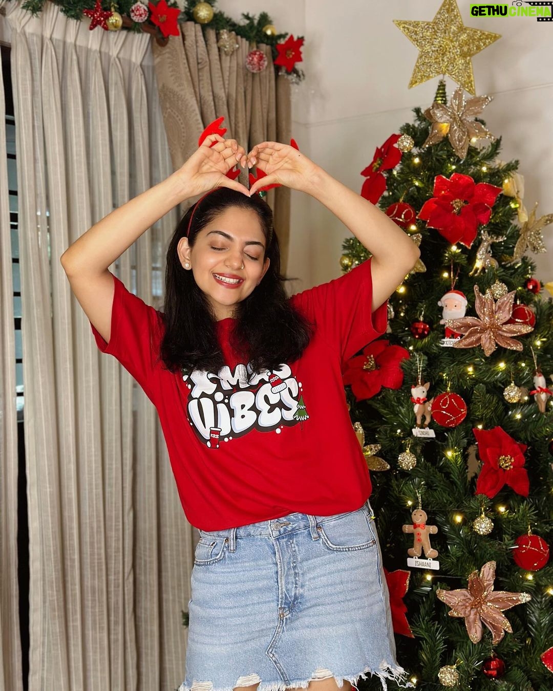 Ahana Kumar Instagram - Best T-Shirt for the Best Season šā£ļø @mydesignationofficial .. always nailing it ⨠December is here! Woohoo ! Letās make it a December to Remember š«¶š» And donāt forget to grab the Christmas Tee from @mydesignationofficial which you can wear while you decorate your tree š Also also , how do you like my tree decoration? I just canāt get over flowers-on-the-tree kind of decor š¹ #December #Christmas #FavouriteSeasonā£ļø