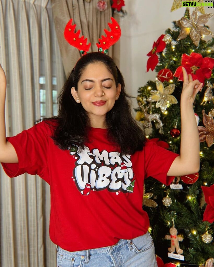 Ahana Kumar Instagram - Best T-Shirt for the Best Season 🎄❣️ @mydesignationofficial .. always nailing it ✨ December is here! Woohoo ! Let’s make it a December to Remember 🫶🏻 And don’t forget to grab the Christmas Tee from @mydesignationofficial which you can wear while you decorate your tree 😋 Also also , how do you like my tree decoration? I just can’t get over flowers-on-the-tree kind of decor 🌹 #December #Christmas #FavouriteSeason❣️
